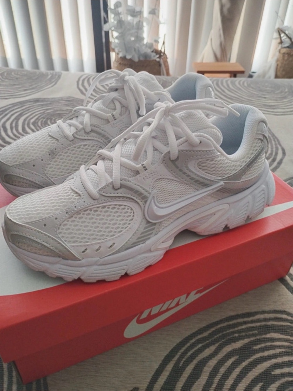 Nike V5 RNR White Metallic Women’s 8.5 Running Shoes Mesh Sneaker w/Box